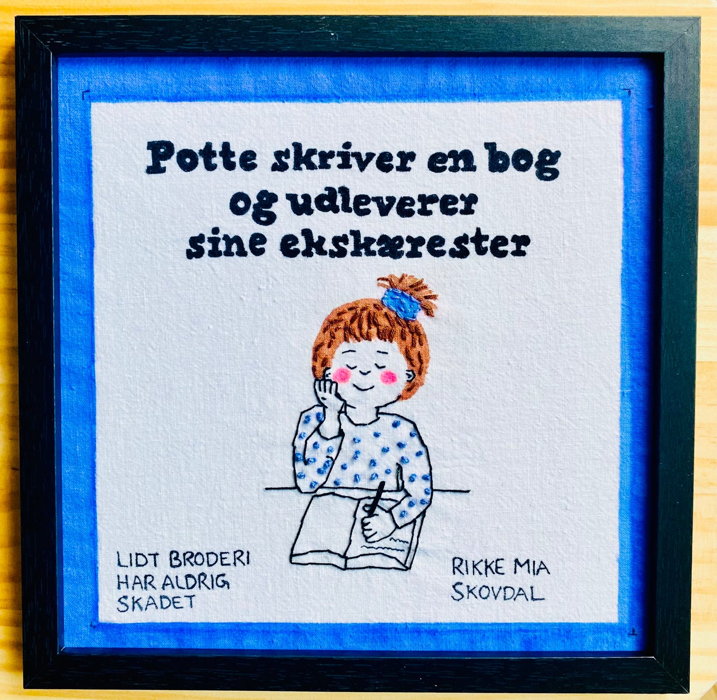 Potte skriver en bog og udleverer sine ekskærester