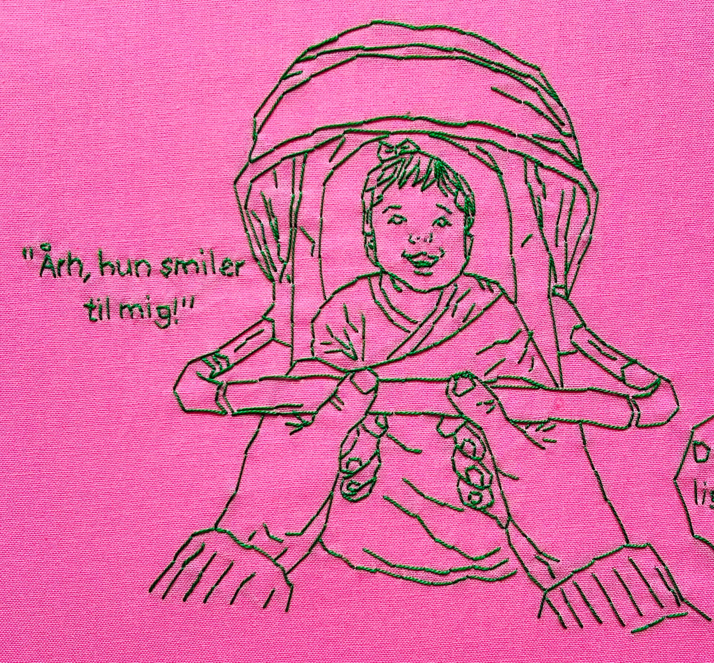 Hun smiler
