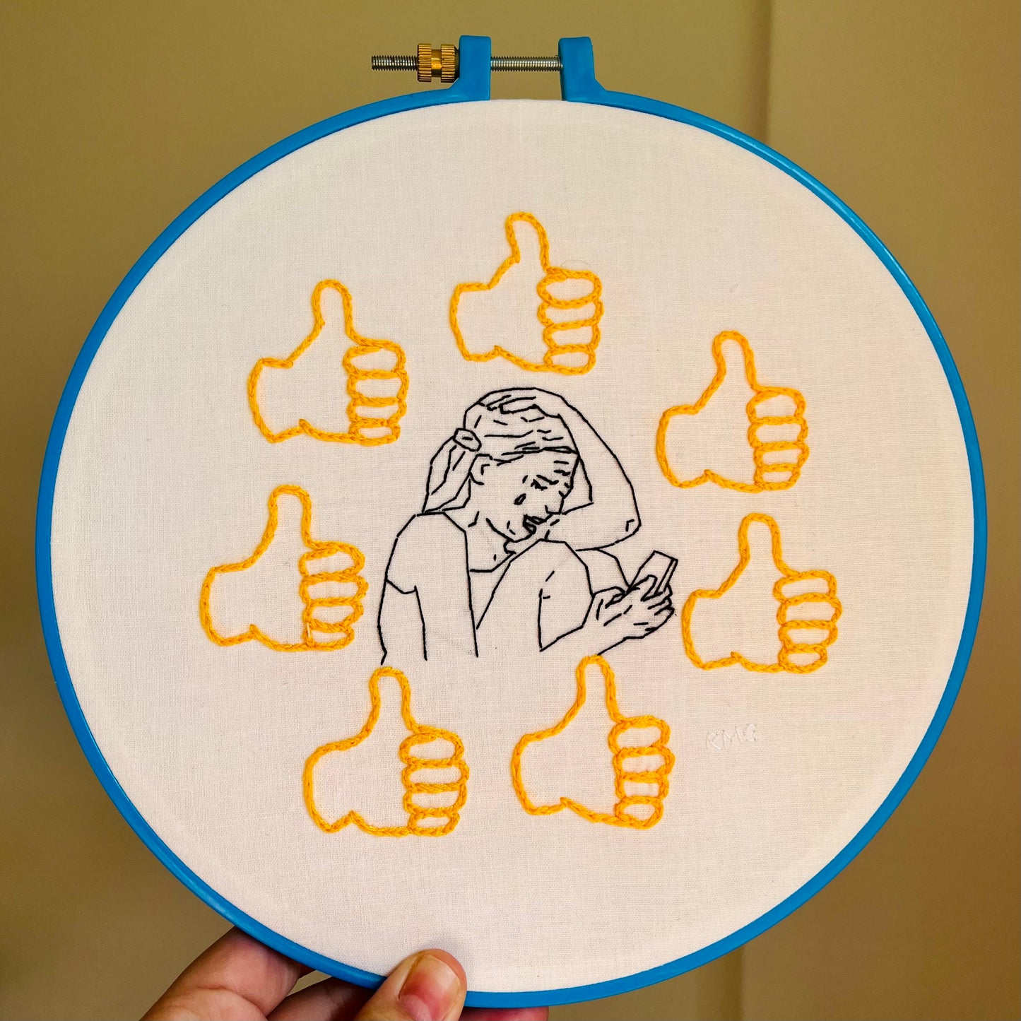 Pige der sidder med thumbs up og græder
