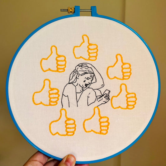 Pige der sidder med thumbs up og græder