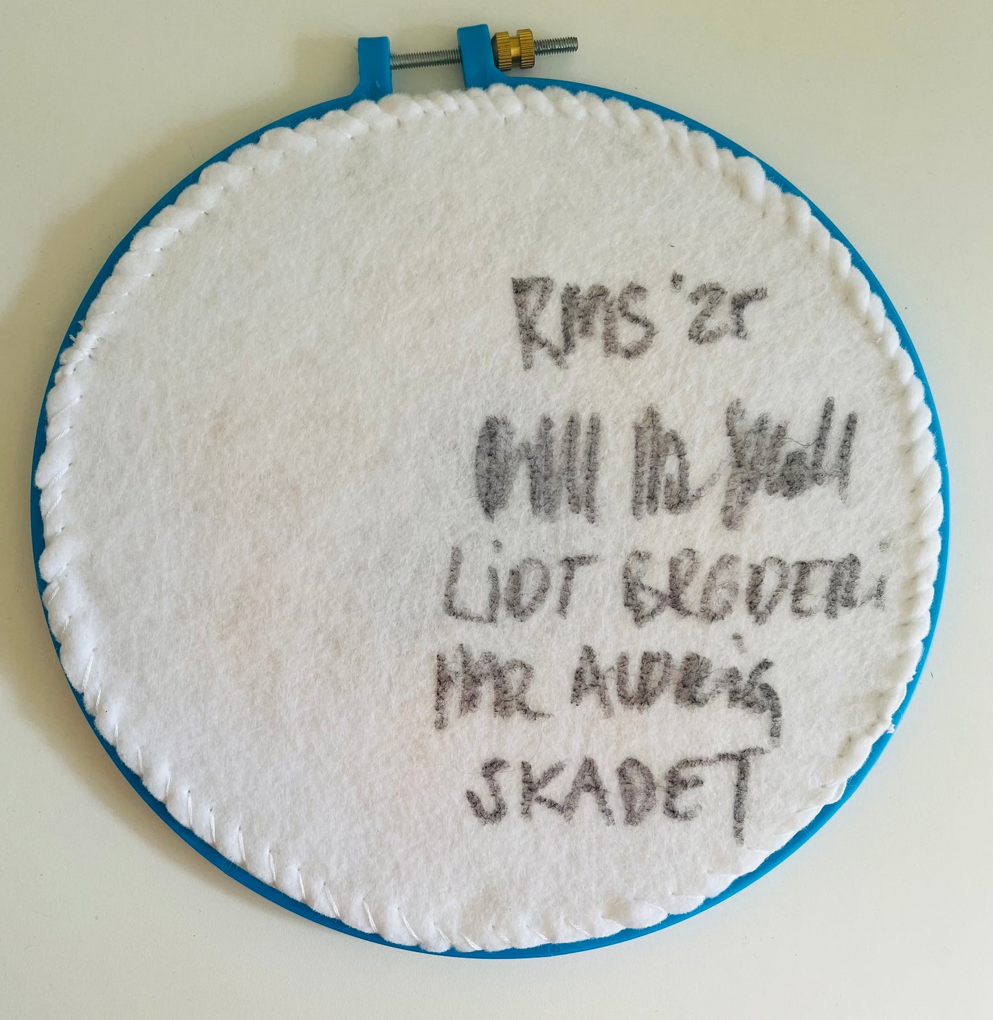 Pige der sidder med thumbs up og græder