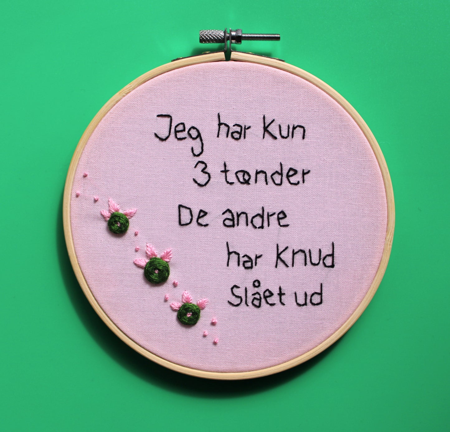 Jeg har kun 3 tænder. De andre har Knud slået ud.