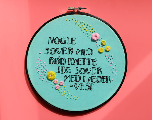 Nogle sover med rød hætte. Jeg sover med lædervest.