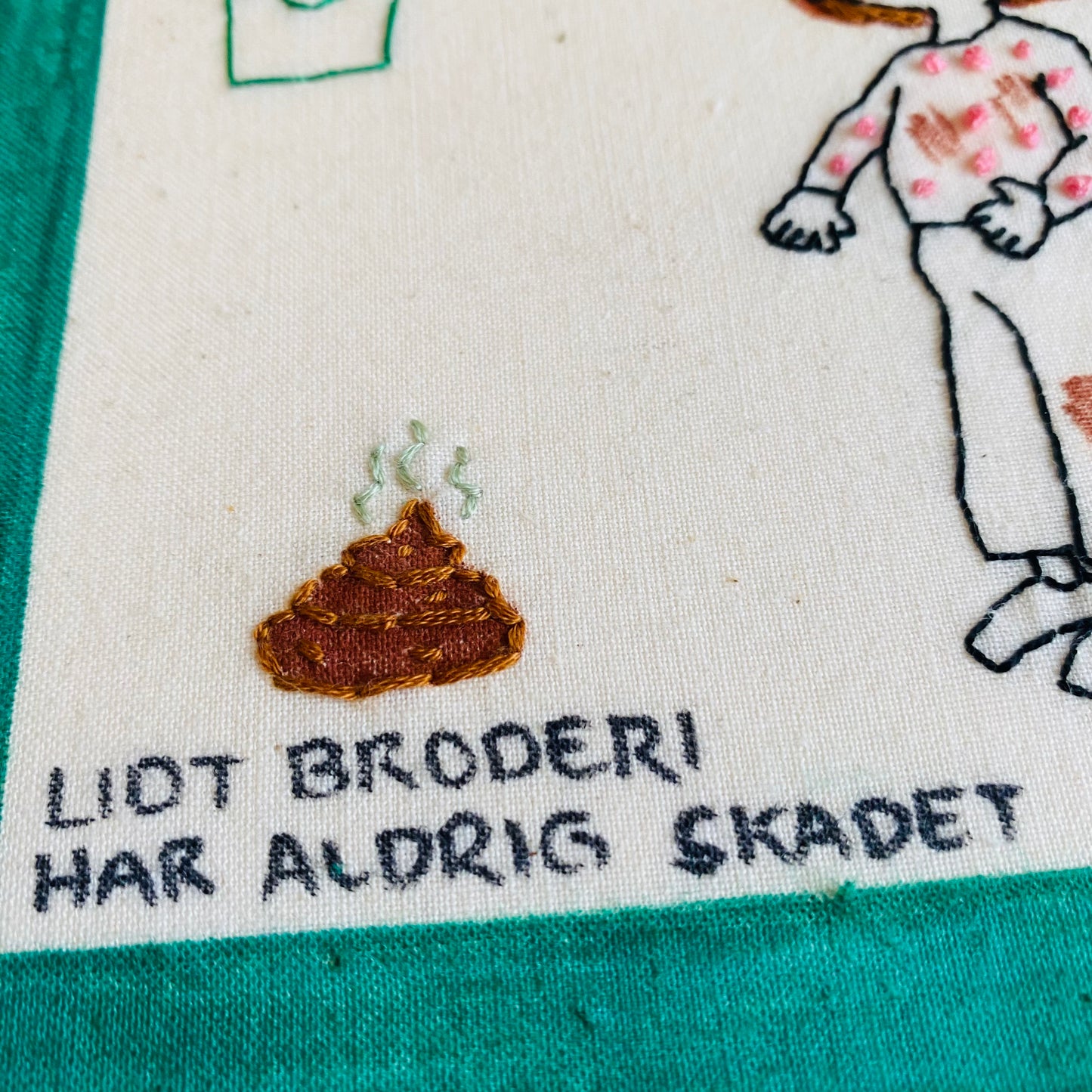 Potte driver en 'naturlig' økocafé med hundelort på gulvet