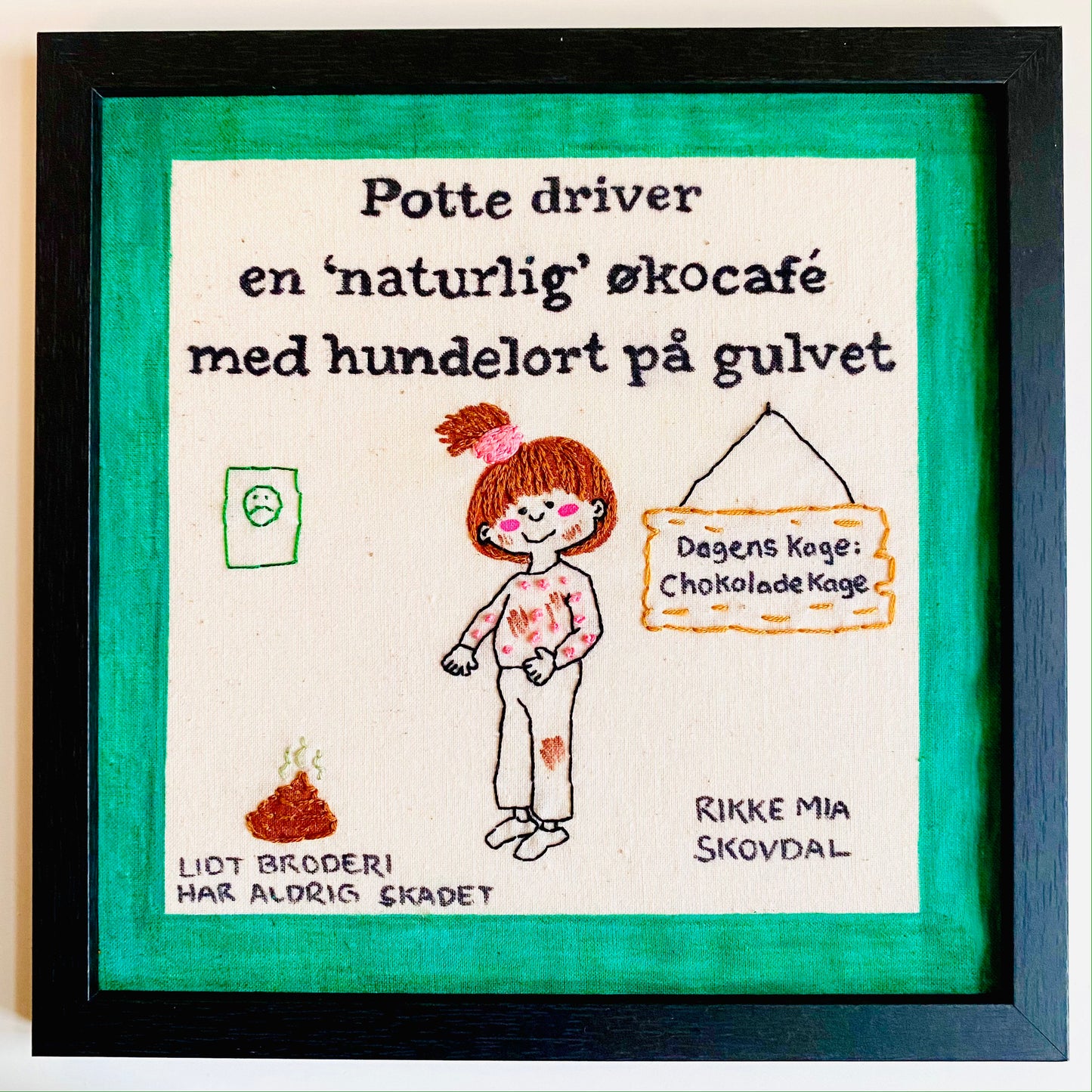 Potte driver en 'naturlig' økocafé med hundelort på gulvet